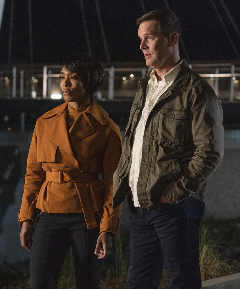 Angela Bassett and Peter Krause in the 'Treasure Hunt' episode of '9-1-1'