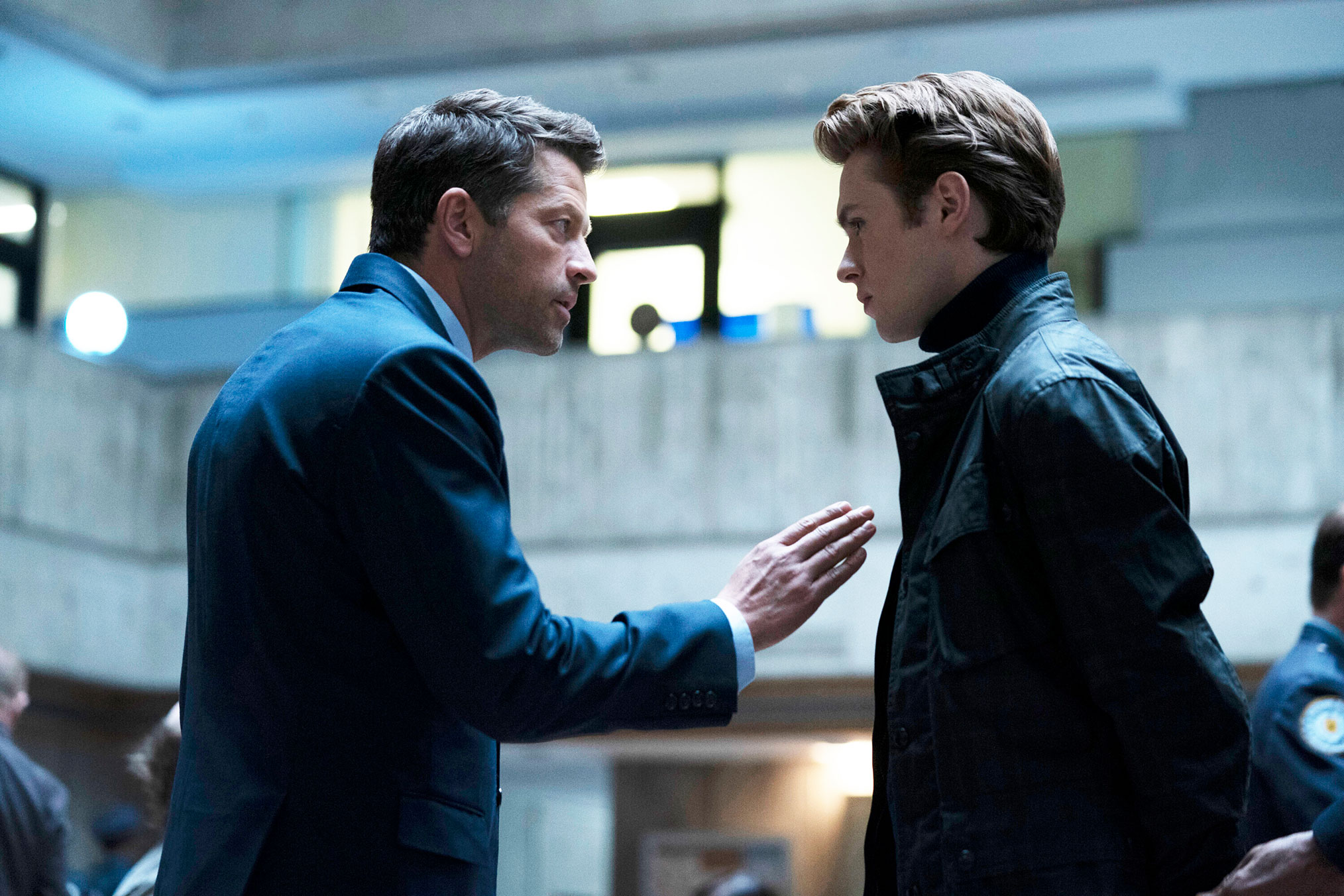 Misha Collins und Oscar Morgan – „Gotham Knights“