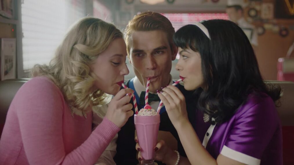 Lili Reinhart, KJ Apa y Camila Mendes en 'Riverdale'