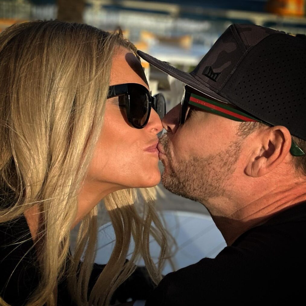 Donnie Wahlberg & Jenny McCarthy share a kiss