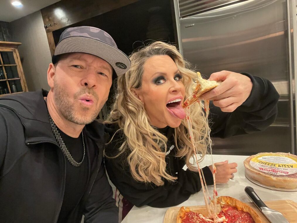 Donnie Wahlberg & Jenny McCarthy eat pizza