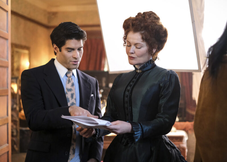 Asher Grodman y Rebecca Wisocky en la segunda temporada de 'Ghosts'