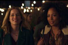 Elizabeth Lail as Guinevere Beck and Natalie Paul as Karen Minty in You - Season 1