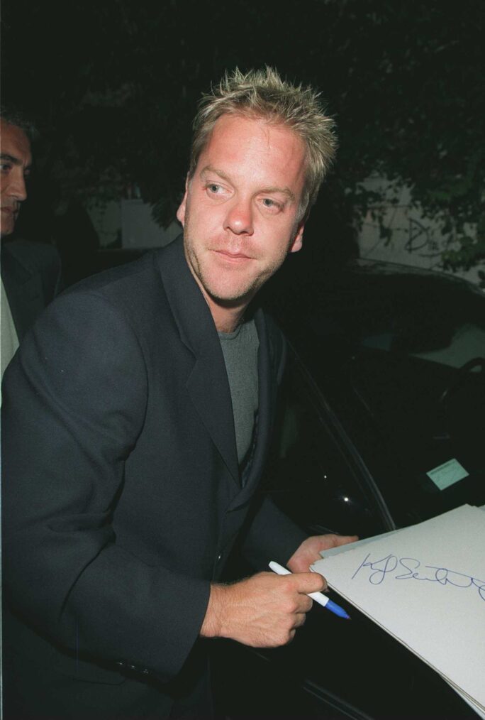 Kiefer Sutherland signs autographs outside of the Drais Restaurant in Los Angeles in 1997