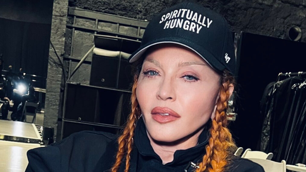 Madonna posts selfie on Twitter