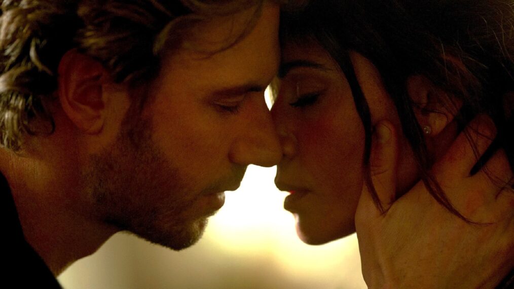 Adam Demos y Sarah Shahi en la temporada 2 de 'Sex/Life'