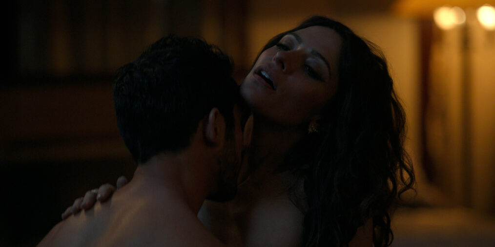 Sarah Shahi y Darius Homayoun en la temporada 2 de 'Sex/Life'