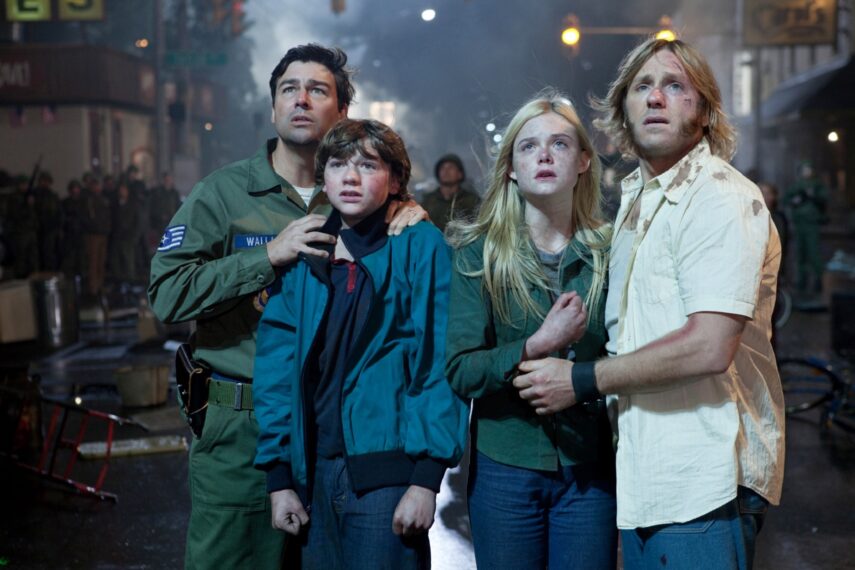 Super 8 - Kyle Chandler, Joel Courtney, Elle Fanning, Ron Eldard, 2011