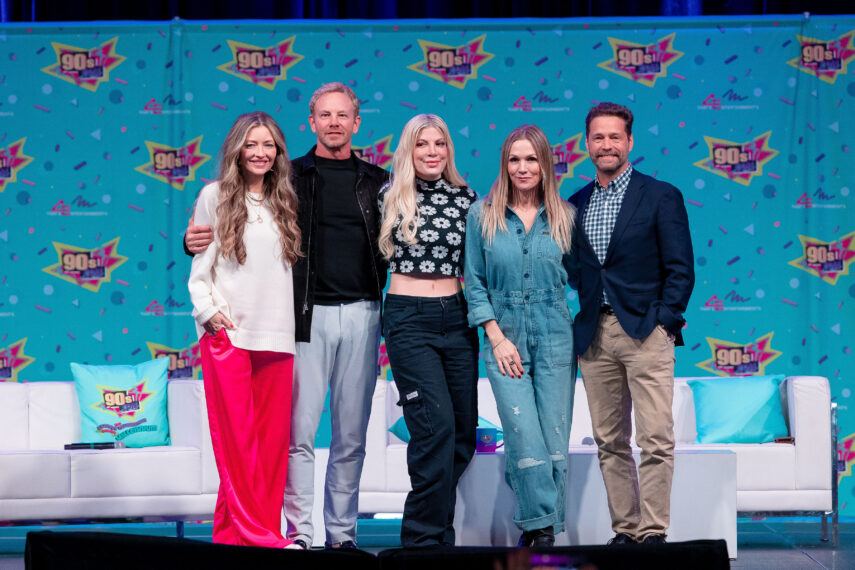 El elenco de Beverly Hills 90210 se reúne: Rebecca Gayheart, Ian Ziering, Tori Spelling, Jennie Garth y Jason Priestley en la convención de los 90