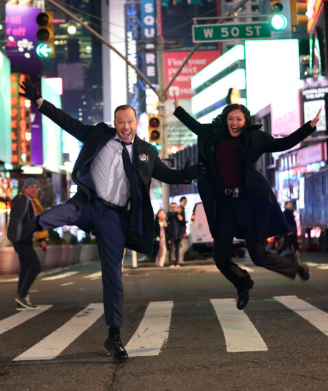 Donnie Wahlberg y Marisa Ramirez de Blue Bloods pateando tacones en Times Square