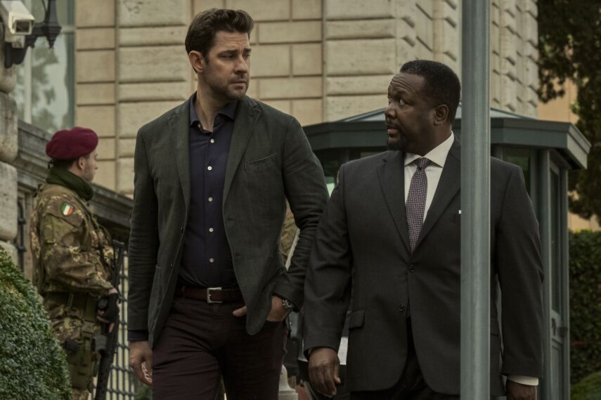 JACK RYAN, (aka TOM CLANCY'S JACK RYAN), von links: John Krasinski, Wendell Pierce, Falcon', (Staffel 3, Folge 301, ausgestrahlt am 21. Dezember 2022).  Foto: Philippe Antonello / ©Amazon / Courtesy Everett Collection