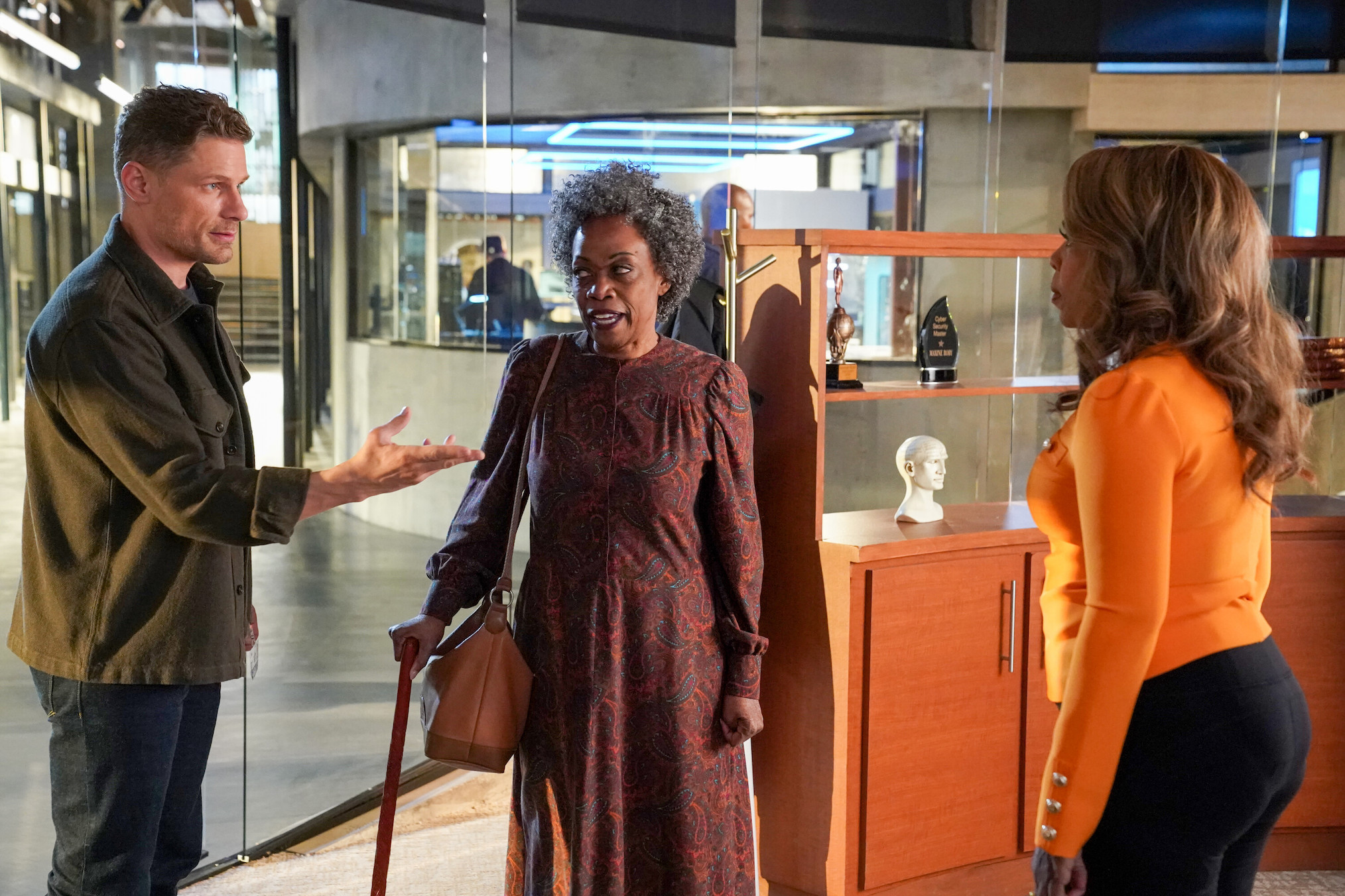 Matt Lauria, Regina Taylor und Paula Newsome in „CSI: Vegas“