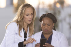 Kim Raver and Chandra Wilson in 'Grey's Anatomy'