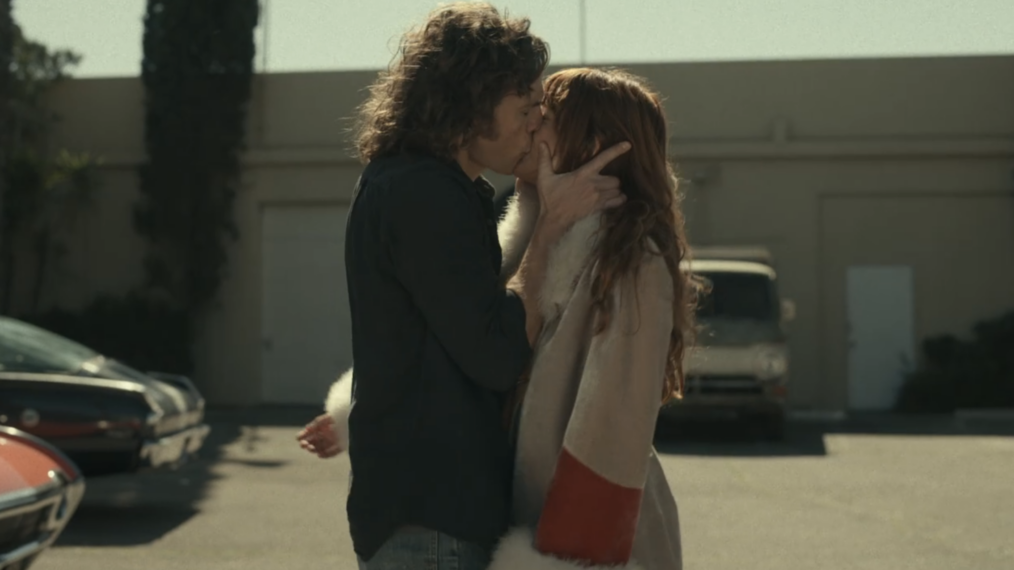 Billy and Daisy kissing - Sam Claflin and Riley Keough