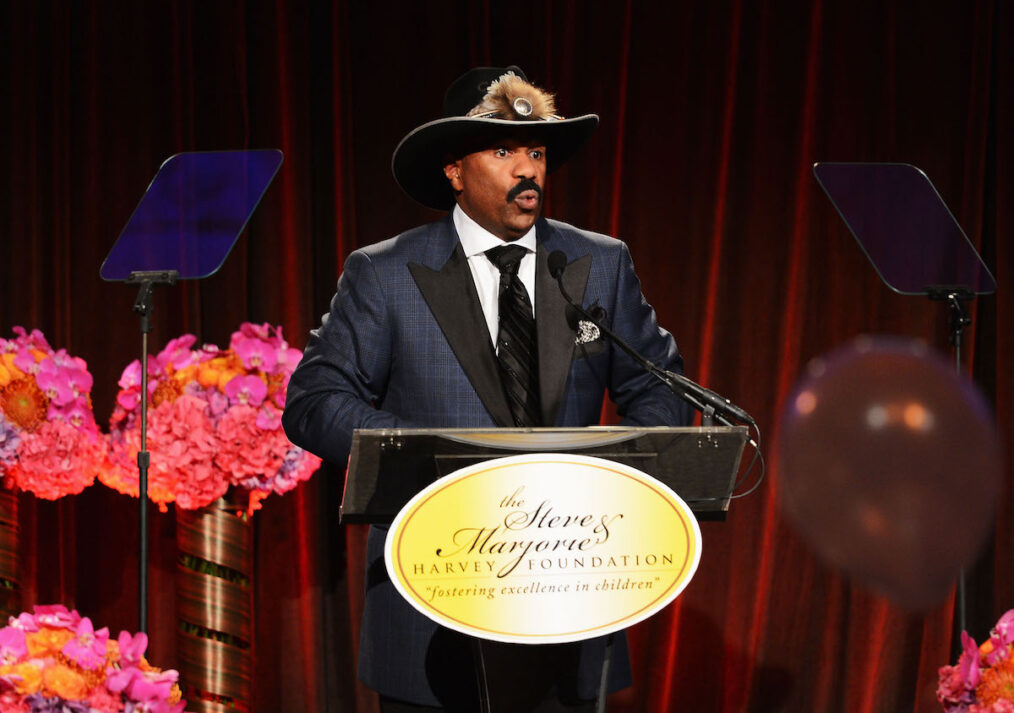 Steve Harvey in black hat