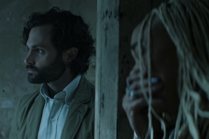 Penn Badgley y Tati Gabrielle en 'You' Temporada 4 Episodio 1