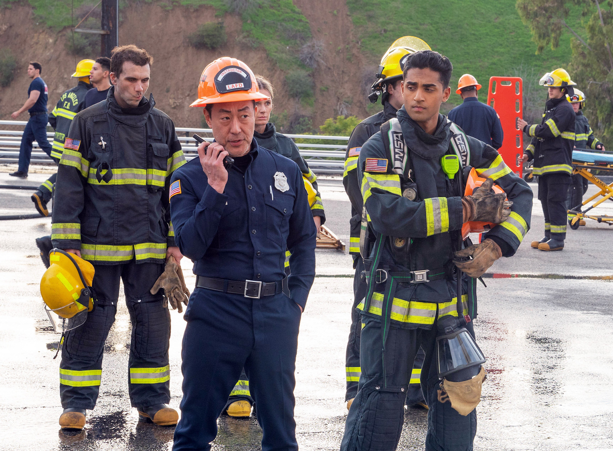 Kenneth Choi und Anirudh Pisharody in „9-1-1“