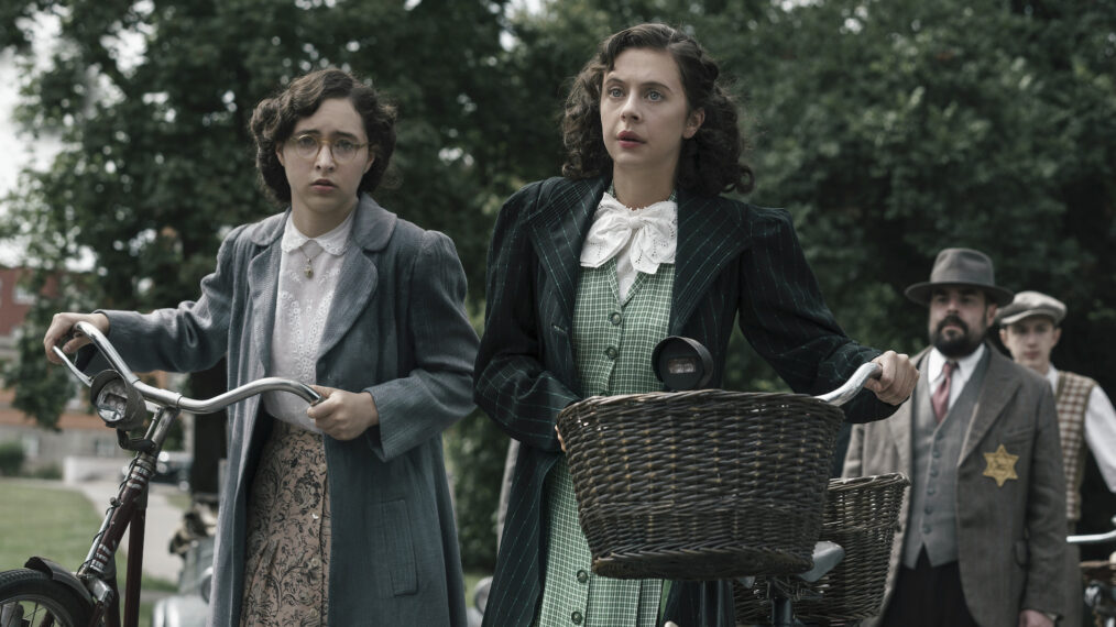 Ashley Brooke como Margot Frank y Bel Powley como Miep Gies en 'A Small Light' de Nat Geo