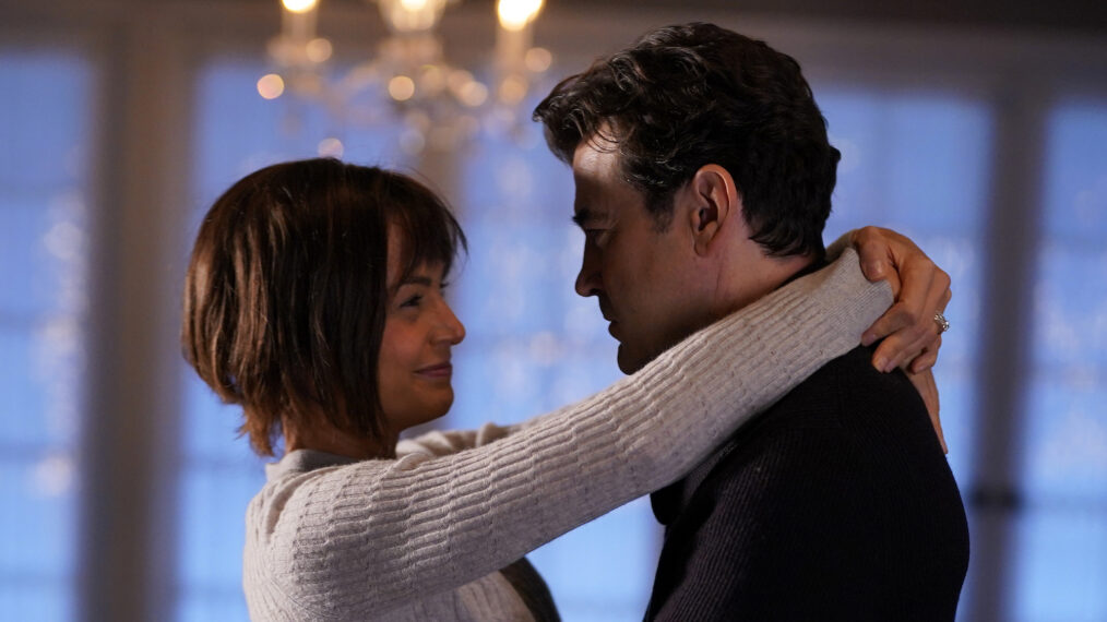 Stephanie Szostak y Ron Livingston en 'Un millón de pequeñas cosas'