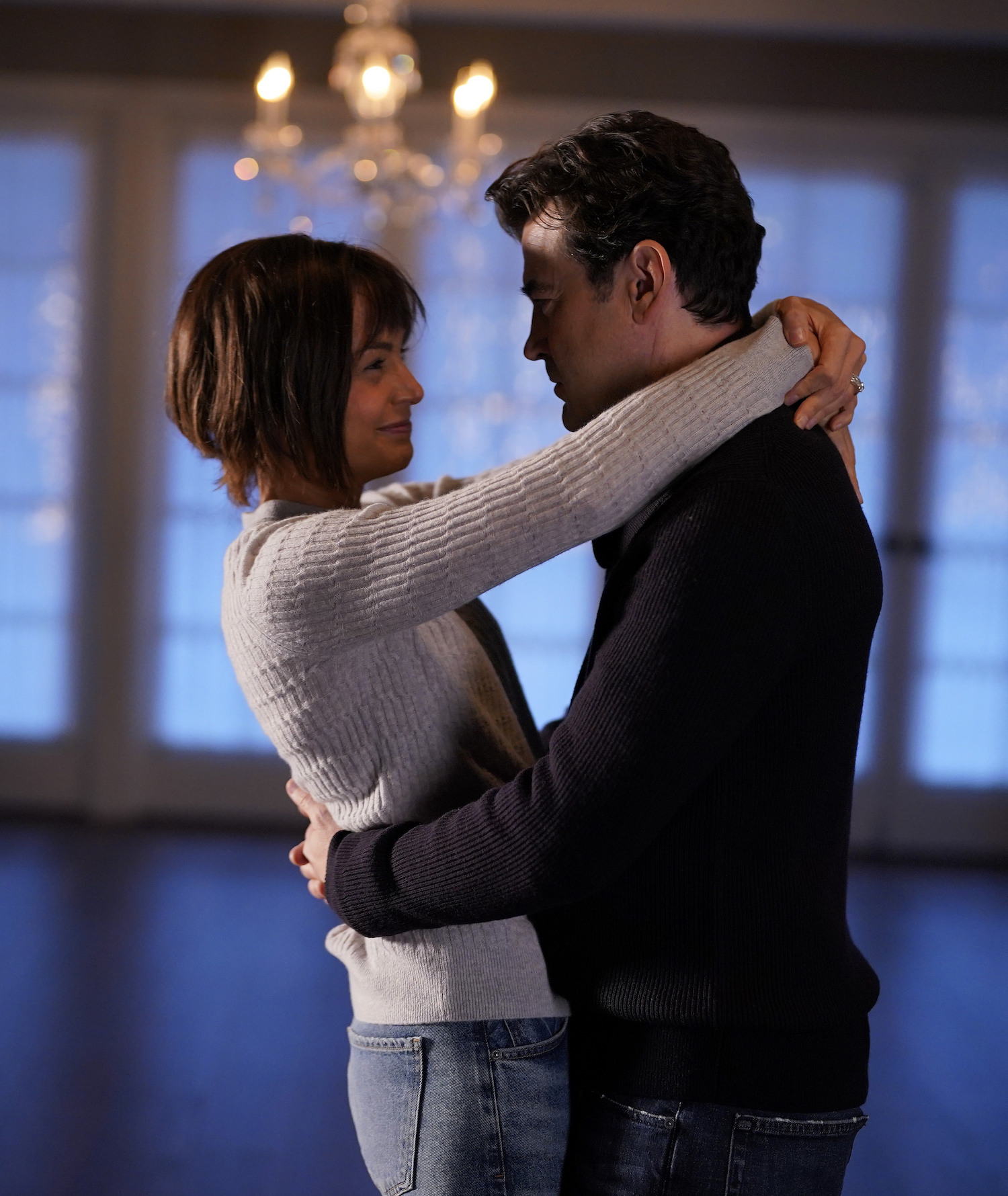 Ron Livingston Returns for New Jon & Delilah Flashbacks (PHOTOS) 2 a million little things 510 delilah jon dance