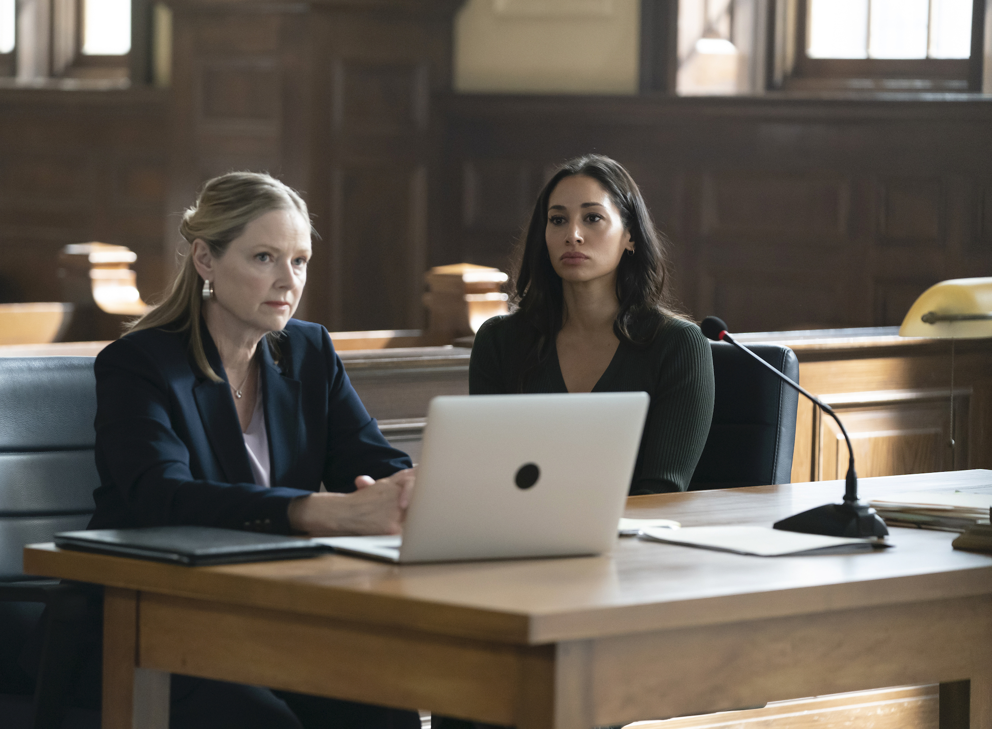 Allison Hossack und Meaghan Rath in „Angeklagt“