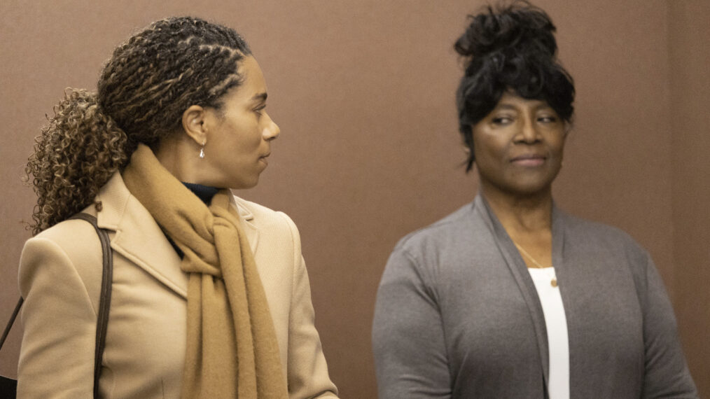 Kelly McCreary como Maggie y LaTanya Richardson Jackson como Diane en la temporada 19 de 'Grey's Anatomy', episodios 14 y 15