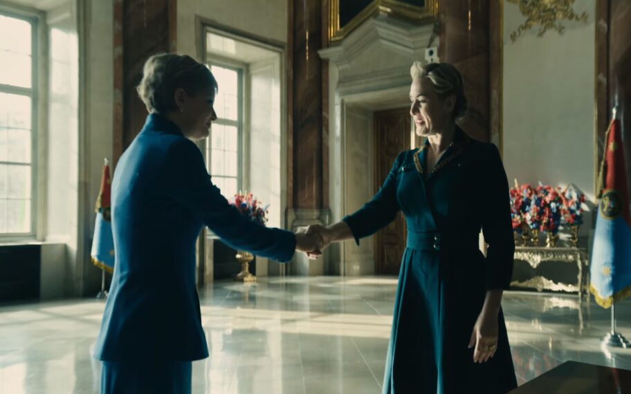 Kate Winslet und Martha Plimpton in „Das Regime“