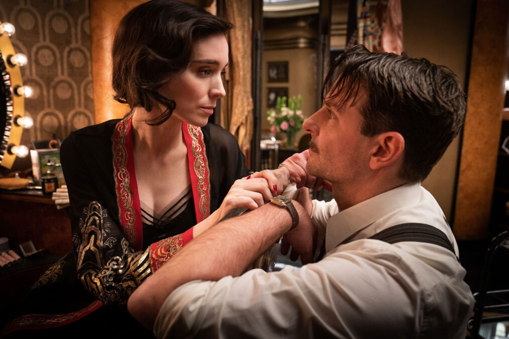 Rooney Mara and Bradley Cooper in 'Nightmare Alley'