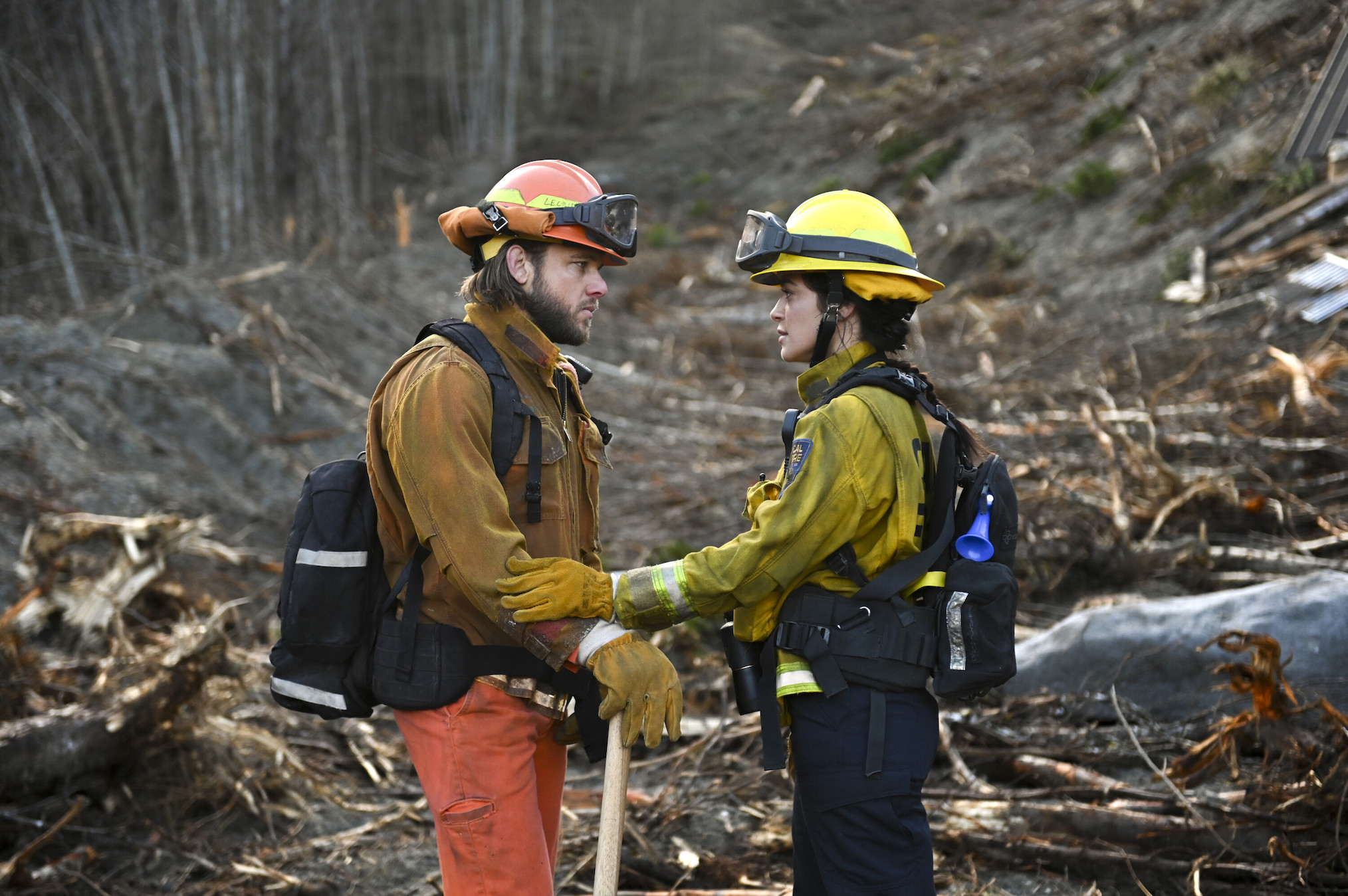 Max Thieriot und Stephanie Arcila in „Fire Country“