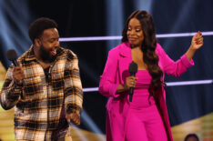 Niecy Nash and contestant Manny in 'Don't Forget the Lyrics' Season 2
