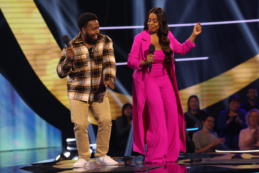 Niecy Nash and contestant Manny in 'Don't Forget the Lyrics' Season 2