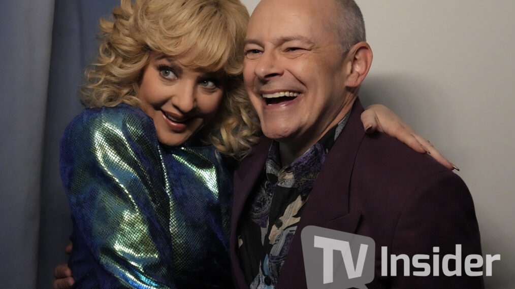 Wendi McLendon-Covey and Rob Corddry in 'the Goldbergs'