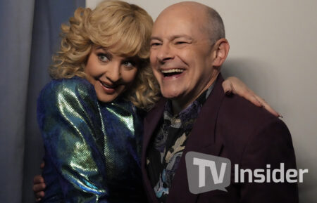 Wendi McLendon-Covey and Rob Corddry in 'the Goldbergs'