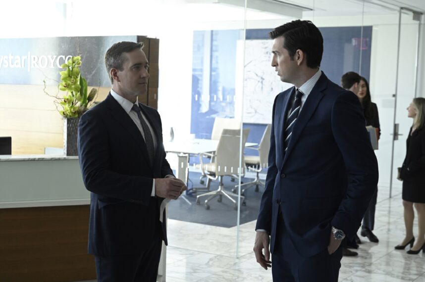 Matthew Macfadyen und Nicholas Braun in Staffel 4 von „Succession“.