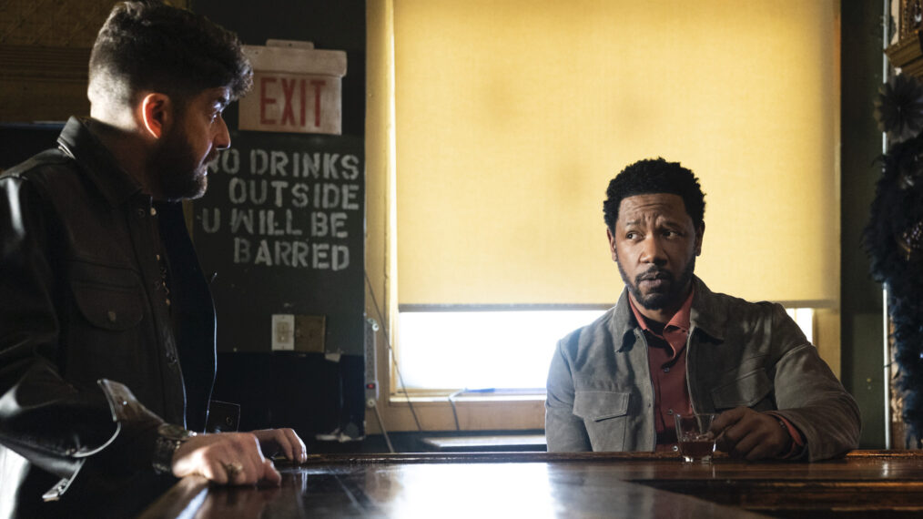 Adam Goldberg y Tory Kittles en el final de la tercera temporada de 'The Equalizer'