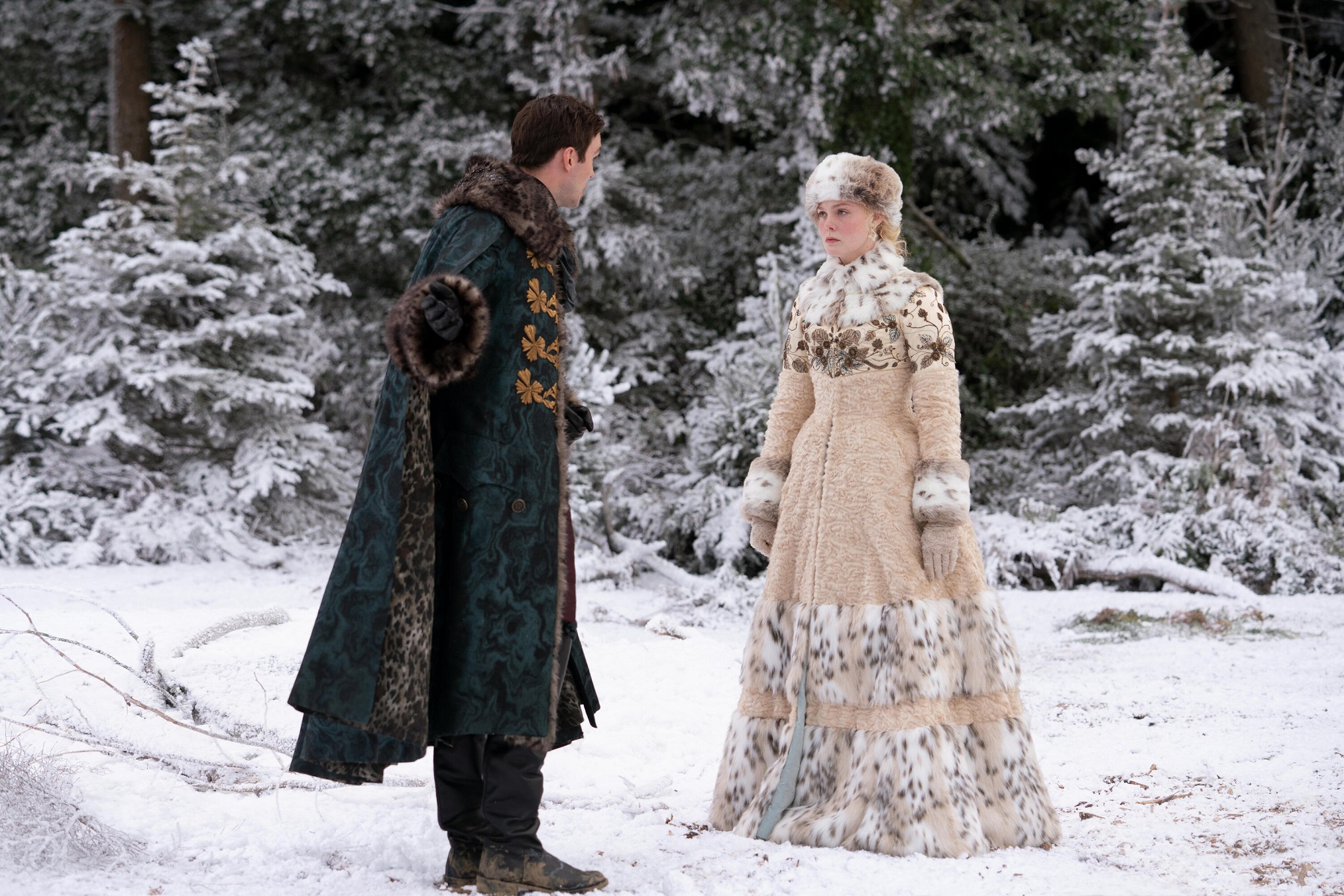 Nicholas Hoult und Elle Fanning in Staffel 3 von „The Great“.