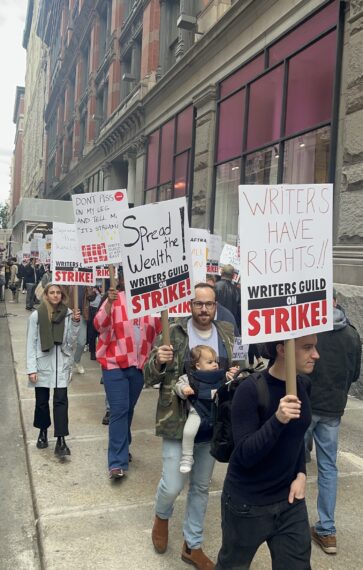 WGA-Autoren streiken am Mittwoch, dem 3. Mai 2023, in New York City gegen die Netflix-Streikposten