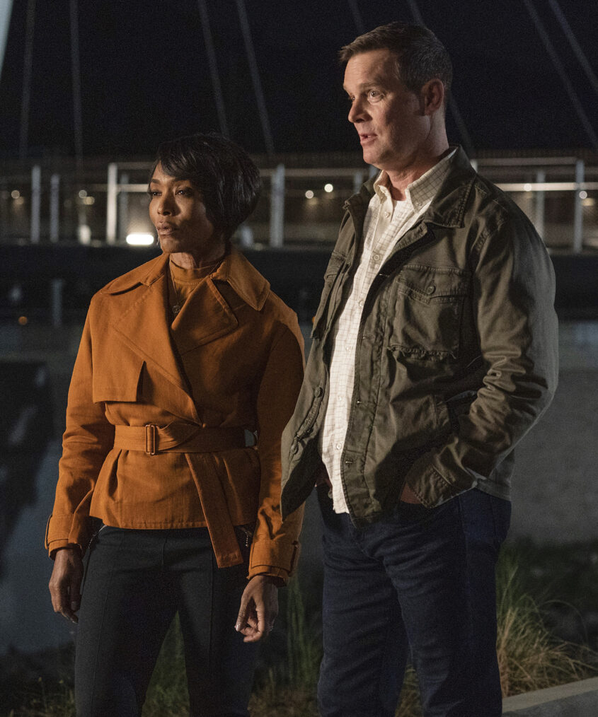 Angela Bassett and Peter Krause in '9-1-1'