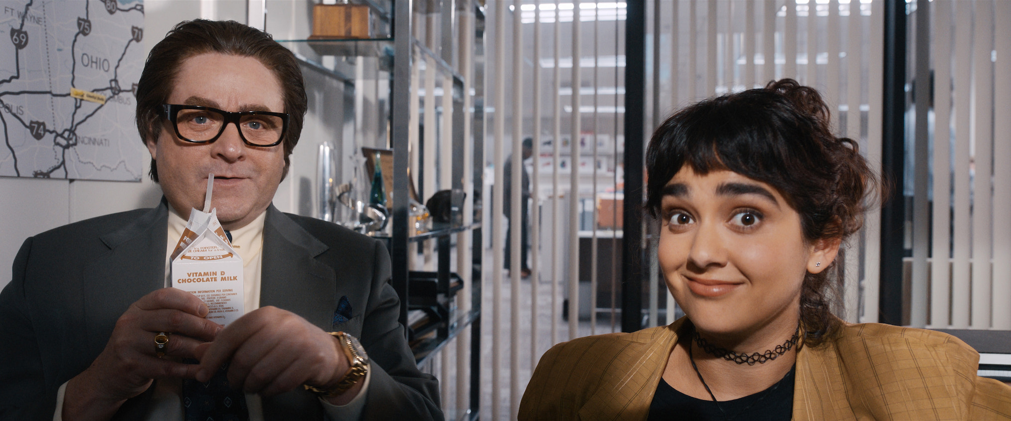 Zach Galifianakis und Geraldine Viswanathan in „The Beanie Bubble“