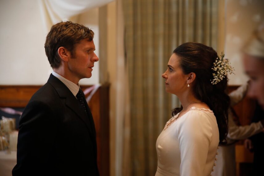 Shaun Evans y Sara Vickers en Endeavour