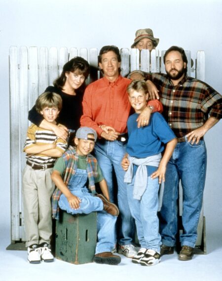 „Home Improvement“-Darsteller, von links: Taran Noah Smith, Patricia Richardson, Jonathan Taylor Thomas, Tim Allen, Zachery Ty Bryan, Earl Hindman (hinter dem Zaun), Richard Karn