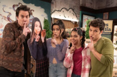 Jerry Trainor as Spencer Shay, Miranda Cosgrove as Carly Shay, Jaidyn Triplett as Millicent Mitchell and Nathan Kress as Freddie Benson with Carly Shay Standee in iCarly - Season 3, Episode 5 - 'iFaked It'