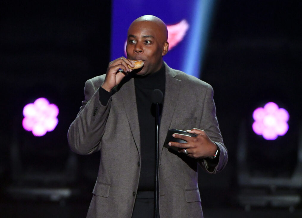 Kenan Thompson eats a donut while dressed as Charles Barkley during the NHL Awards in 2019