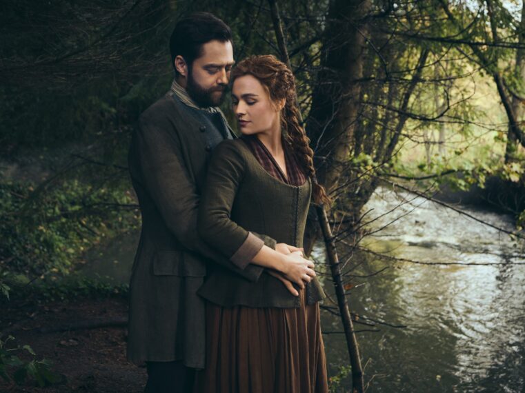 Richard Rankin y Sophie Skelton en la séptima temporada de 'Outlander'