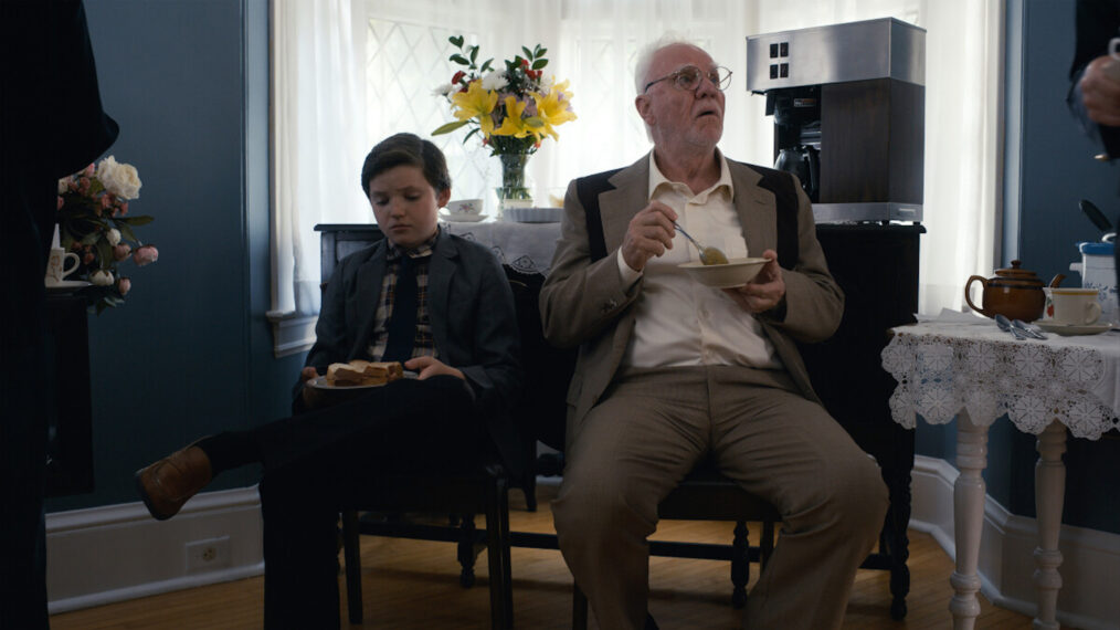 Benjamin Evan Ainsworth y Malcolm McDowell en 'Hijo de Critch'