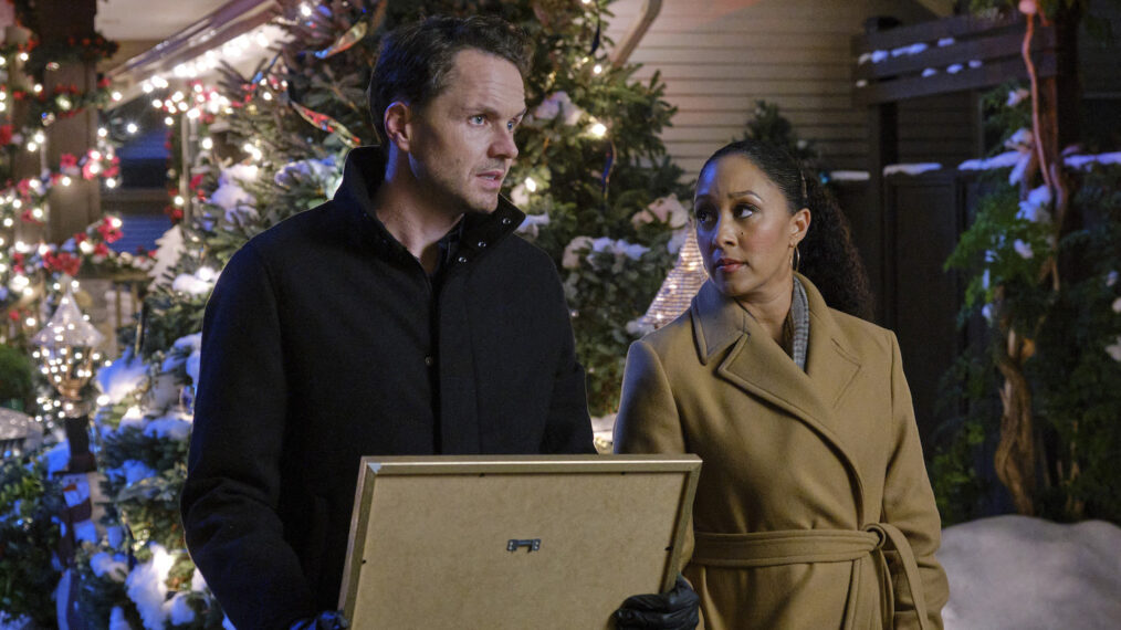 Paul Campbell and Tamera Mowry-Housley in 'The Santa Stakeout'