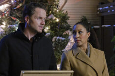 Paul Campbell and Tamera Mowry-Housley in 'The Santa Stakeout'