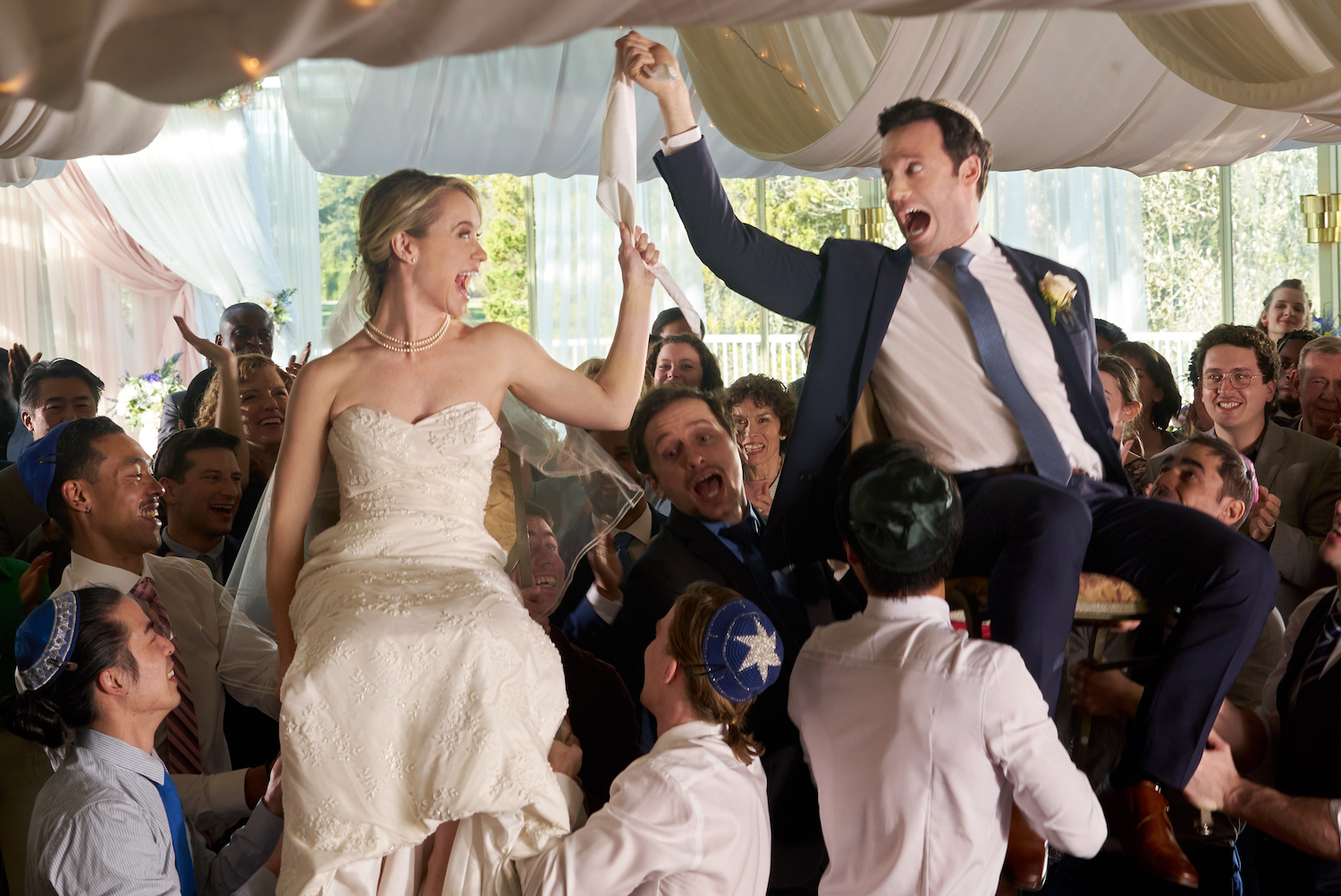 Becca Tobin y Jake Epstein en 'El contrato de boda'