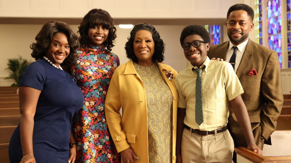 Saycon Sengbloh, Laura Kariuki, Patti Labelle, Elisha Williams, and Dulé Hill pose for a Williams family for 'The Wonder Years' - Season 2