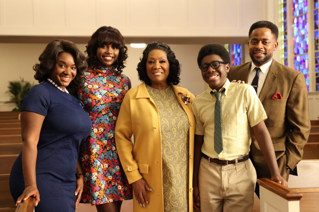 Saycon Sengbloh, Laura Kariuki, Patti Labelle, Elisha Williams, and Dulé Hill pose for a Williams family for 'The Wonder Years' - Season 2